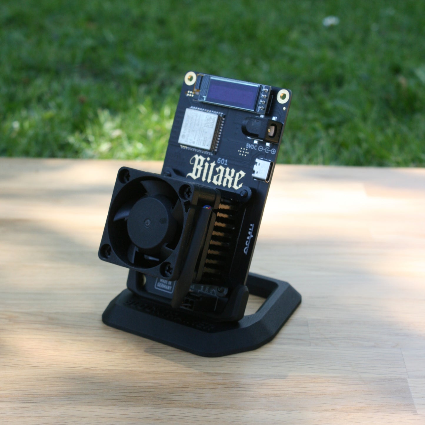 Bitaxe 601 Gamma mit BT Standfuß (schwarz)