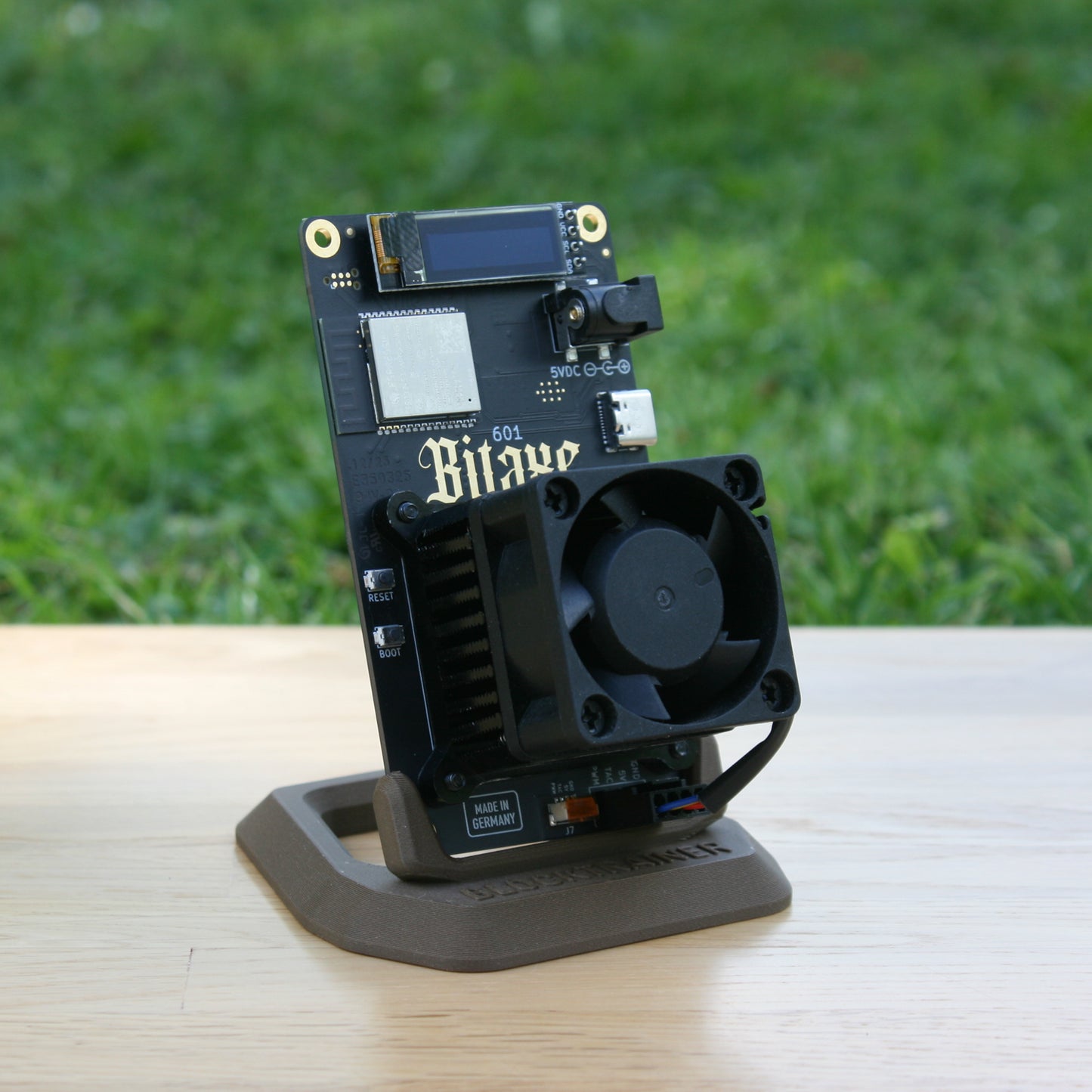 Bitaxe 601 Gamma mit BT Standfuß (Walnuss)