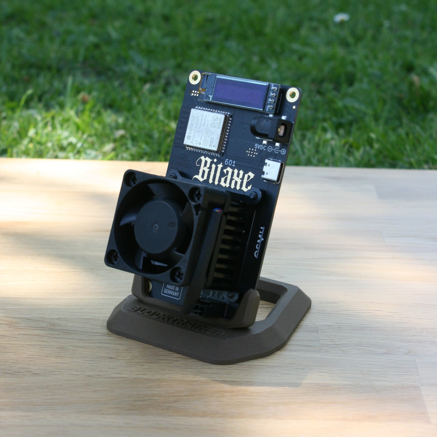 Bitaxe 601 Gamma mit BT Standfuß (Walnuss)
