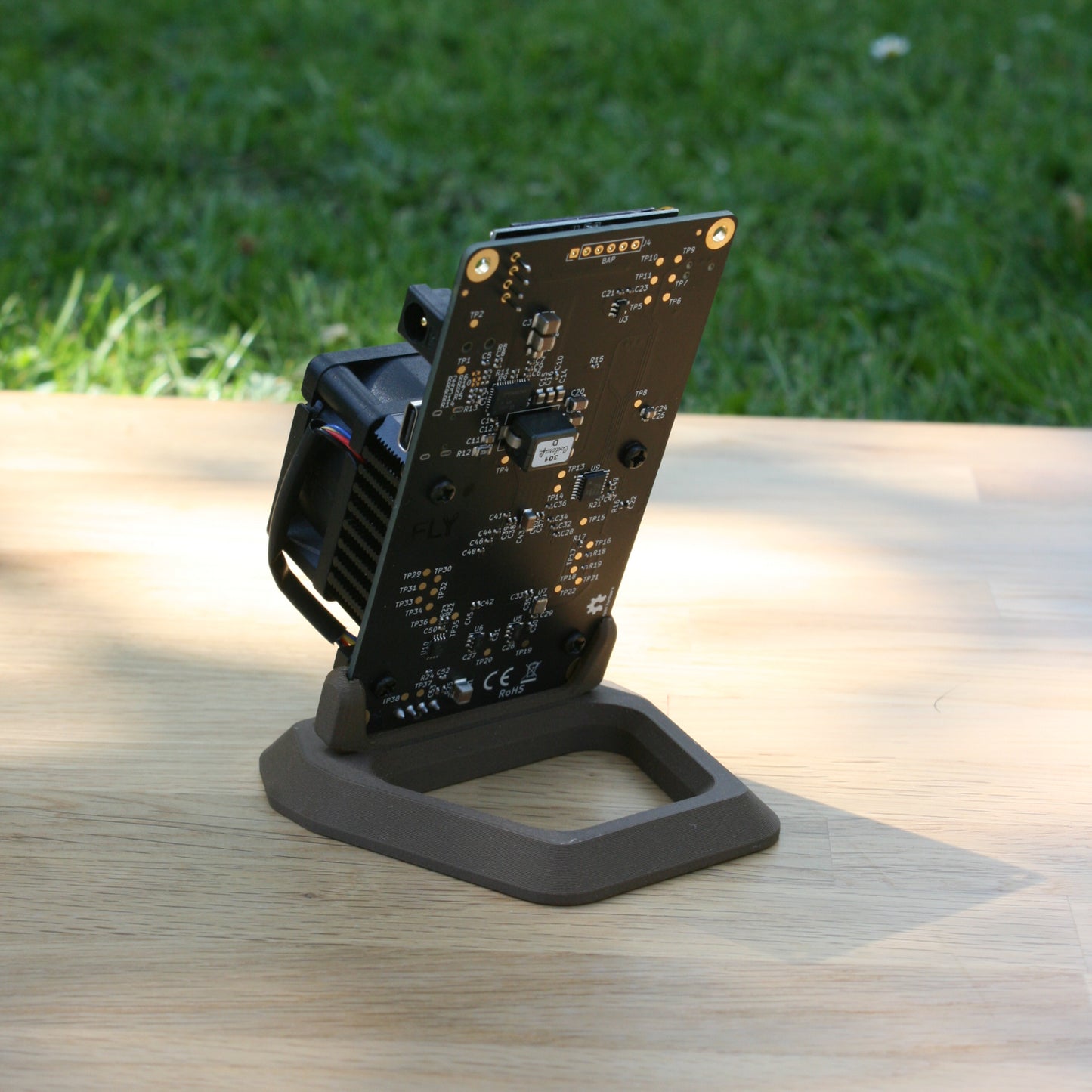 Bitaxe 601 Gamma mit BT Standfuß (Walnuss)